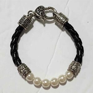 Vintage vibes chunky faux pearl and leather bracelet
